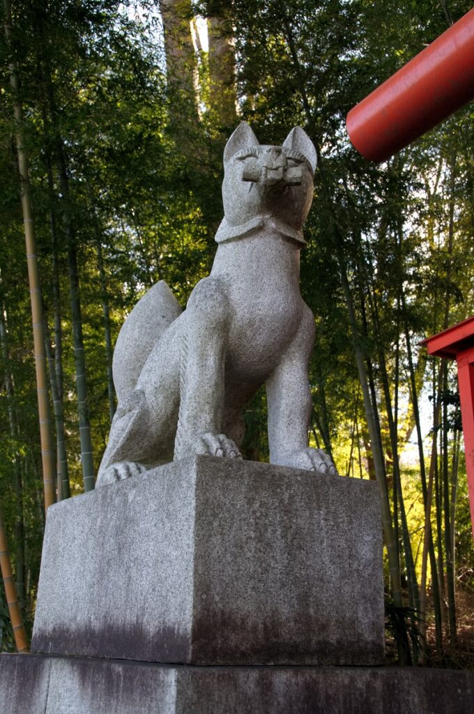 稲荷神社 眷属（けんぞく）：(有)いなり建設 内