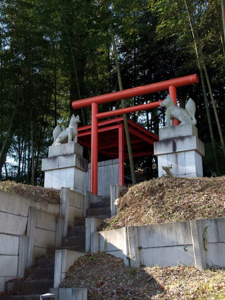 稲荷神社：(有)いなり建設 内