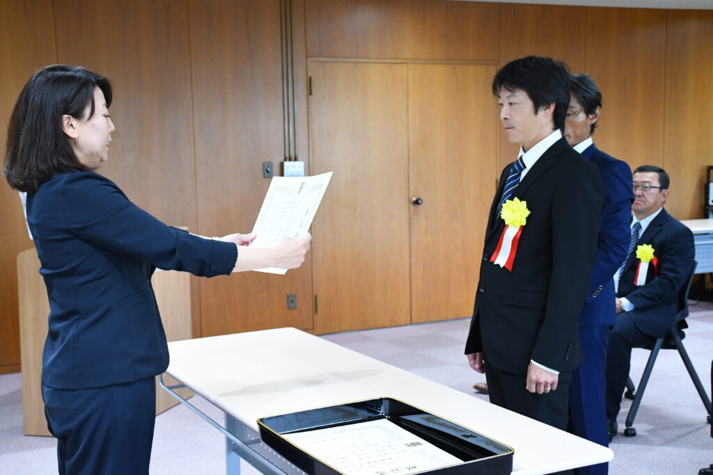 柏市優良建設工事表彰式で表彰状を受け取る有限会社いなり建設の主任技術者
