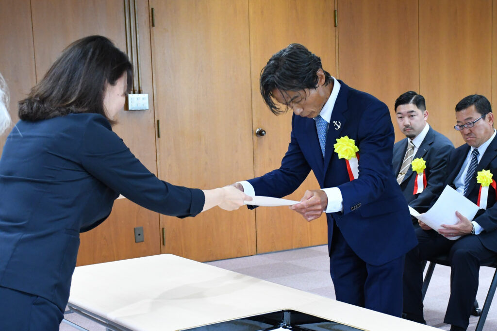 柏市優良建設工事表彰式で施工業者として表彰を受ける有限会社いなり建設代表