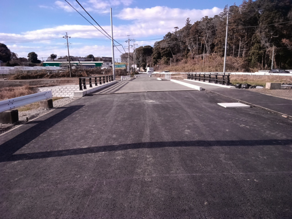 高柳橋2号橋本線復旧工の完成状況。柏市高柳の一般県道白井流山線における道路復旧および橋梁完成後の様子。