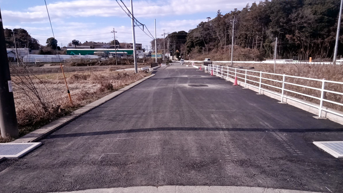 高柳橋2号橋本線復旧工の完成状況。柏市高柳の一般県道白井流山線における本線道路の復旧後の様子。